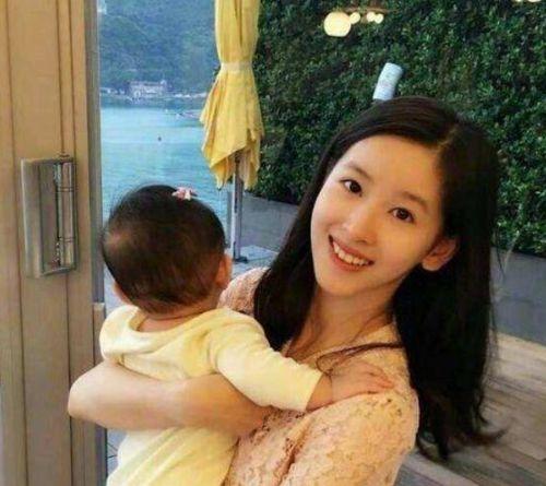 奶茶妹他爸的背景